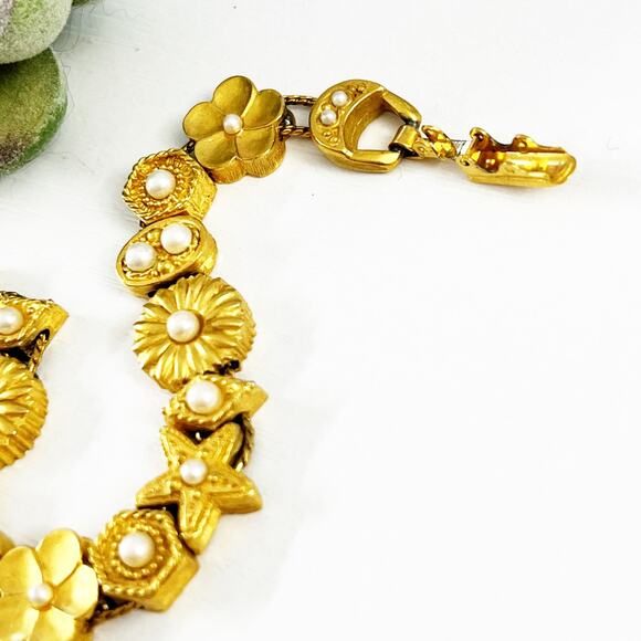 Carolee Vintage Pearl & Brushed Gold Slide Charm Bracelet - Picture 5 of 7